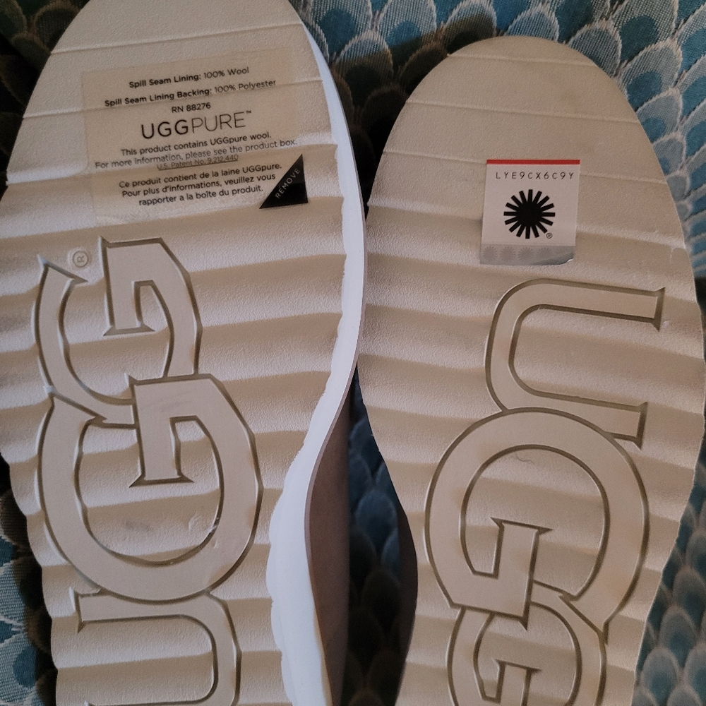 UGG  Atwater spill seam loafer size 8.5
